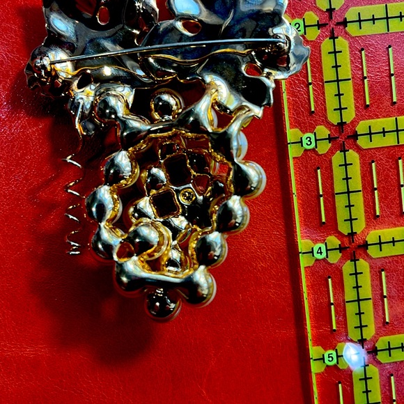 Swarovski crystal, pearl and grape cluster brooch - Picture 5 of 5